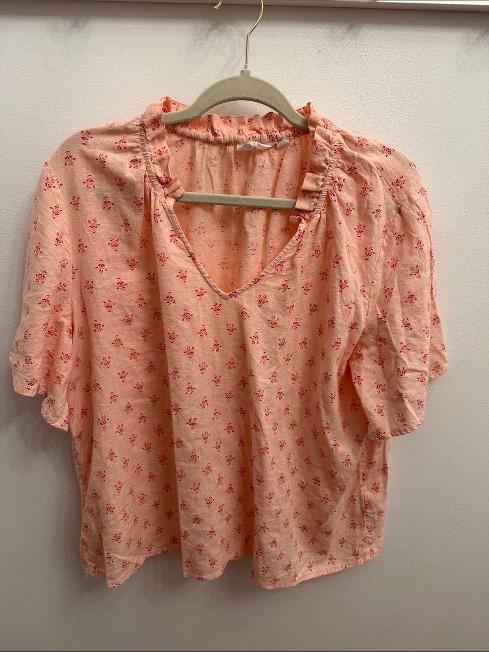 Candace Cameron Bure - Peach Floral V-Neck Puff Sleeve Women's Top